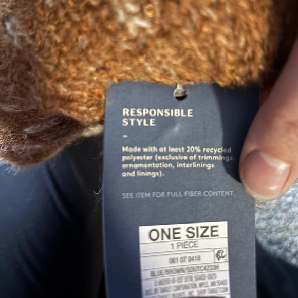 NWT Women's winter hat - Picture 4 of 4